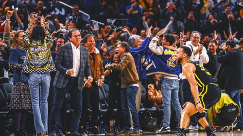 NBA Trending Image: Steph Curry hits game-winning 3-pointer to lift Warriors past Suns